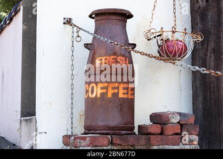 Cartello caffè fresco su un grande vaso arrugginito. Foto Stock