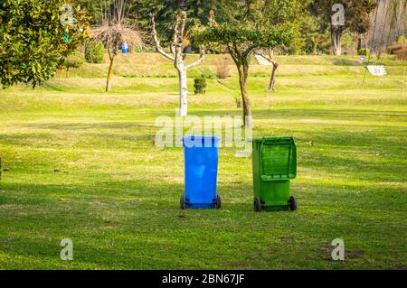 Bidoni per la raccolta e la segregazione dei rifiuti in un parco pubblico in India Foto Stock