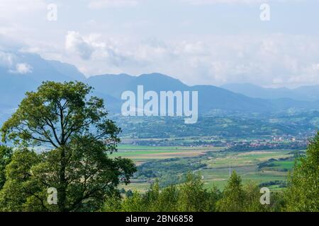 Un bellissimo paesaggio vicino alla Riserva degli Orsi Zarnesti, Brasov, Romania Foto Stock