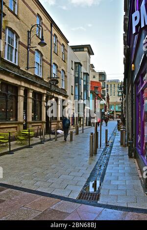 Una vista locale lungo Caroline Street nel centro di Cardiff. Una zona popolare per bar, ristoranti e negozi da asporto. Foto Stock