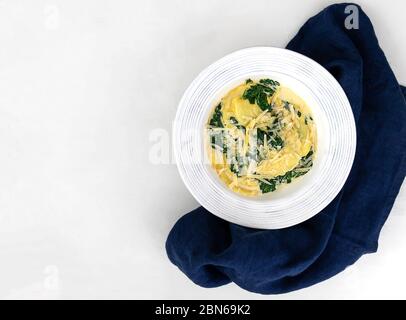 Pasta tradizionale italiana ripiena Tortelli Foto Stock