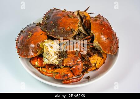 Piatto isolato di pepe nero tritato granchio su fondo bianco Foto Stock