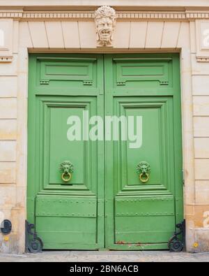 Porte d'ingresso verdi sulla via Parigi, Francia. Antichi edifici francesi. Stile francese, Art Nouveau. Porta d'ingresso in vecchio stile. Esterno retro. Foto Stock