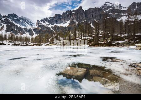 Lago Nero durante l'inverno, Parco Naturale dell'Alpe Veglia e dell'Alpe Devero, Verbano Cusio Ossola, Piemonte, Italia, Sud Europa Foto Stock