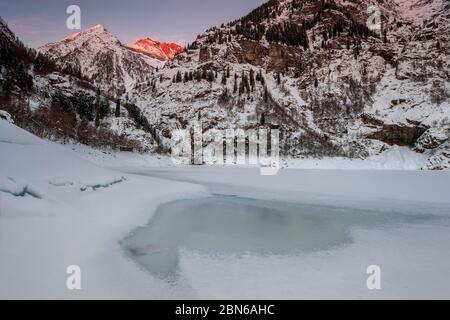 Alba sul lago di Antrona durante l'inverno, Antronapiana, Valle Antrona, Verbano-Cusio-Ossola, Piemonte, Italia, Sud Europa Foto Stock