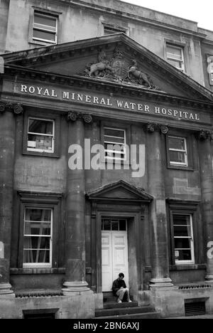 Seduti sui gradini, il Royal Mineral Water Hospital, Bath Foto Stock