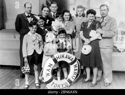 Giappone: Una famiglia estesa di rifugiati ebrei in fuga dalla persecuzione nazista in Europa a bordo del transatlantico giapponese Hikawa Maru (1940). Nel 1940–41, Foto Stock