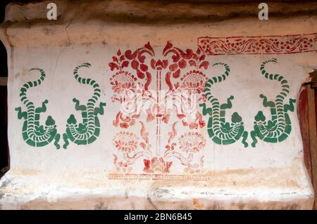 Birmania / Myanmar: Ornamento stencil su un muro nel 18 ° secolo tempio buddista di Wat Ban Ngaek tempio, Kyaing Tong (Kengtung), Shan Stato. Wat Foto Stock