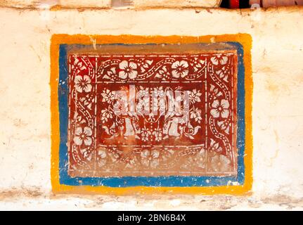 Birmania / Myanmar: Ornamento stencil su un muro nel 18 ° secolo tempio buddista di Wat Ban Ngaek tempio, Kyaing Tong (Kengtung), Shan Stato. Wat Foto Stock