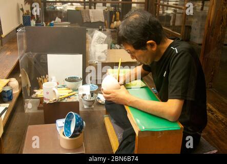 Giappone: Imari Artisan a Gen-emon Kiln, Arita, Kyushu. Il forno di Gen-Enon di Arita è stato stabilito in primo luogo in 1753 ed ha durante la relativa storia lunga del fotoricettore Foto Stock