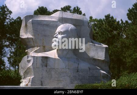 Cuba: Monumento a Vladimir Ilyich Lenin, nato Vladimir Ilyich Ulyanov (1870-1924), in Parque Lenin (Parco Lenin), l'Avana. Monumento creato da Re sovietico Foto Stock