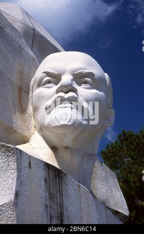 Cuba: Monumento a Vladimir Ilyich Lenin, nato Vladimir Ilyich Ulyanov (1870-1924), in Parque Lenin (Parco Lenin), l'Avana. Monumento creato da Re sovietico Foto Stock