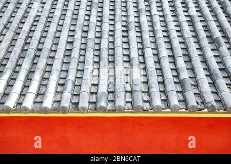 Antico tradizionale cinese tegole sfondo tetto, fuoco selettivo. Foto Stock