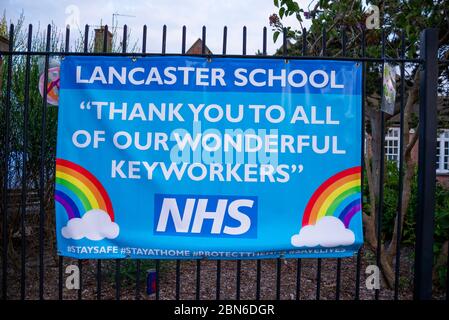 Grazie a tutti i nostri meravigliosi collaboratori, NHS apprezzamento banner segno al di fuori della scuola Lancaster di fronte Southend Hospital, Essex, Regno Unito Foto Stock