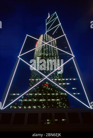 Cina: Il Centro Cheung Kong si riflette di notte nella Torre della Banca della Cina o Torre BOC (costruita tra il 1985 e il 1990), Centrale, Hong Kong. Ori Foto Stock