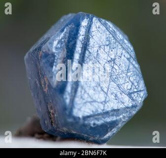 sapphire minerale campione di pietra di quarzo gemma geologia roccia Foto Stock