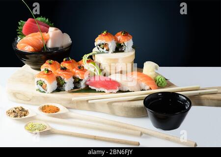 Sushi isolato su nero. Set di nigiri, rotoli e sashimi. Pezzi di delizioso sushi giapponese isolati su sfondo nero con spazio per la copia del testo Foto Stock