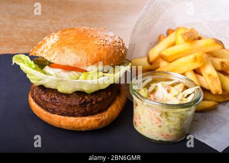 Un hamburger vegetariano vegan è un burger patty che non contiene carne. Questi hamburger possono essere fatti ingredini frm come fagioli, grani, semi o funghi tali Foto Stock