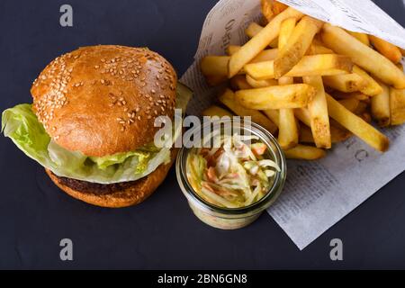 Un hamburger vegetariano vegan è un burger patty che non contiene carne. Questi hamburger possono essere fatti ingredini frm come fagioli, grani, semi o funghi tali Foto Stock