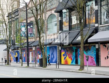 9 maggio 2020: Salite a bordo di negozi su Robson Street a Vancouver, coperti da suggestivi murales durante la pandemia di Covid 19. Foto Stock