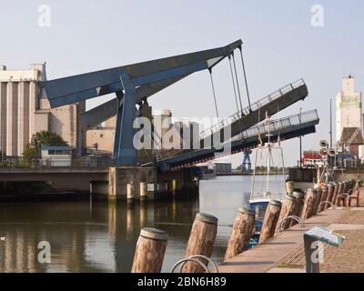 Ponti levatoi per il trasporto ferroviario e stradale che si elevano all'ingresso del porto di Husum Schleswig-Holstein, Germania Foto Stock