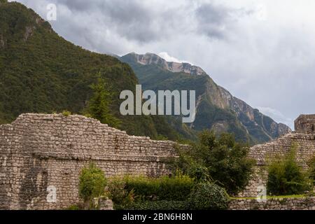 Resti delle mura secentesche che circondano Venzone, Friuli-Venezia Giulia, Italia Foto Stock