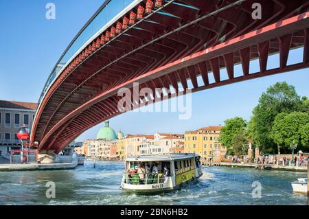 10 - Maggio - 2019, Venezia, Italia - Il Ponte di Calatrava o Ponte della Costituzione in Piazzale Roma, visto dal di sotto. Questo quarto ponte sul GRA