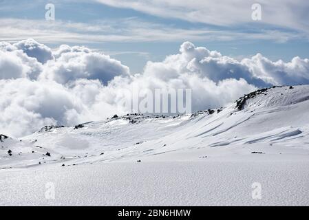 Lato nevoso di un vulcano in Sicilia Foto Stock