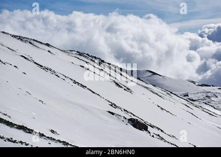 Lato nevoso di un vulcano in Sicilia Foto Stock