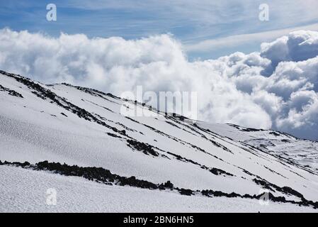 Lato nevoso di un vulcano in Sicilia Foto Stock