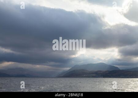 Mallaig con nuvole tempestose sopra visto da un traghetto Cal Mac Foto Stock