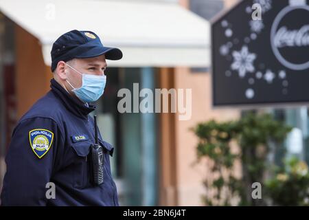 Zagabria, Croazia - 01 maggio 2020 : il poliziotto indossa una maschera protettiva per la medicina a causa del coronavirus per le strade di Zagabria, Croazia. Foto Stock