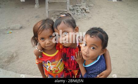 Tre bambini piccoli all'isola di Comodo, Indonesia Foto Stock