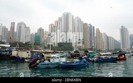 Giunche e barche di fronte ai grattacieli di Hongkong Foto Stock