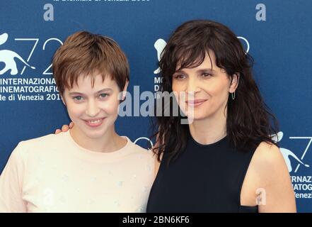 VENEZIA, ITALIA - SETTEMBRE 05: Lou de Laage e Juliette Binoche presenzia una fotocellula per 'l'attesa' durante il 72esimo Festival del Cinema di Venezia Foto Stock