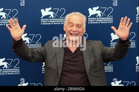 VENEZIA, ITALIA - 05 SETTEMBRE: Giorgio Colangeli partecipa a una fotocellula per 'l'attesa' durante il 72esimo Festival del Cinema di Venezia il 5 settembre 2015 a Venezia Foto Stock