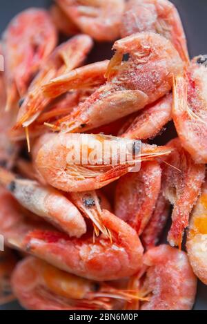 Gamberi surgelati in close up.Delicious frutti di mare per cucinare in kitchen.Tasty frutti di mare naturali in alto colpo. Foto Stock