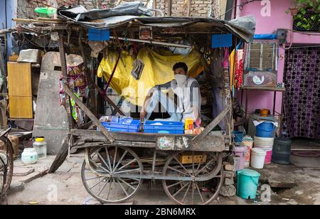 Nuova Delhi, India. 13 maggio 2020. Un venditore vende generi alimentari su una strada durante il blocco a Nuova Delhi, India, 13 maggio 2020. Il primo ministro indiano Narendra modi martedì ha annunciato uno speciale pacchetto economico di 267 miliardi di dollari per rendere il paese autosufficiente in mezzo a un blocco nazionale COVID-19. Credit: Jaby Dar/Xinhua/Alamy Live News Foto Stock