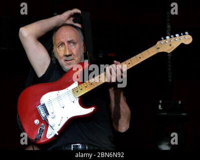 Il chitarrista Pete Townshend della leggendaria band "The Who" si esibì martedì (11 luglio 2006) a Bonn al concerto sul Museum Mile per dare il via al tour in Germania del gruppo. La leggendaria band divenne nota al pubblico nel 1969 con l'opera rock 'Tommy'. Foto: Achim Scheidemann dpa/lnw (c) dpa - Report | utilizzo nel mondo Foto Stock