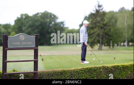 Londra, Regno Unito. 13 maggio 2020 il Fulwell Golf Club, West London apre le sue porte dopo la chiusura, con severe misure di distanza sociale in vigore. Credit: Andrew Fosker / Alamy Live News Foto Stock