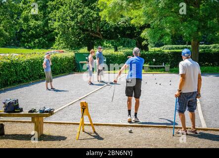 Persone in Upton Country Park Poole, Dorset, Inghilterra, giocando il gioco francese di Petanque (boule) Foto Stock