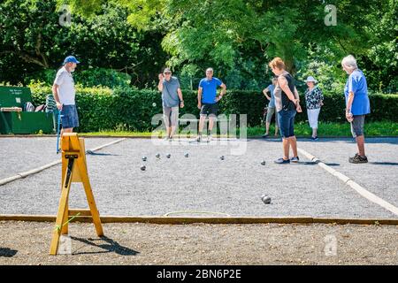 Persone in Upton Country Park Poole, Dorset, Inghilterra, giocando il gioco francese di Petanque (boule) Foto Stock