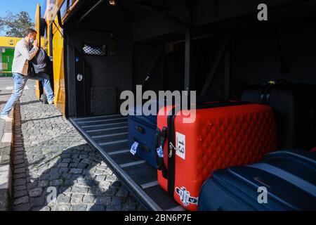 Praga, Repubblica Ceca. 13 maggio 2020. Un passeggero prende il primo autobus RegioJet, che ha lasciato Praga per la Germania dopo il permesso di trasporto internazionale di passeggeri, il 13 maggio 2020, a Praga, Repubblica Ceca. Tredici persone, per lo più stranieri, viaggiarono da Praga a Dresda e Berlino. Si tratta del primo collegamento rinnovato dopo il divieto del traffico internazionale dovuto alla pandemia di coronavirus. Credit: Michal Kamaryt/CTK Photo/Alamy Live News Foto Stock