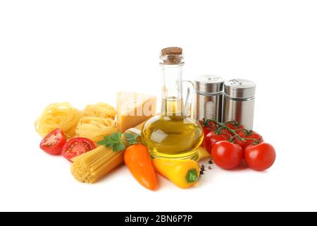 Composizione con pasta e ingredienti per la cottura isolati su fondo bianco Foto Stock