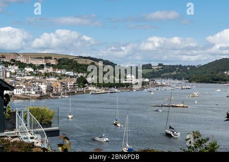 Vista verso il centro di Dartmouth Town / banchina e Britannia Royal Naval College in alto a sinistra sopra la città. Foto Stock