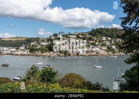 Vista da Dartmouth che guarda attraverso il fiume Dart verso Kingswear, South Hams, Devon, Inghilterra, Regno Unito Foto Stock