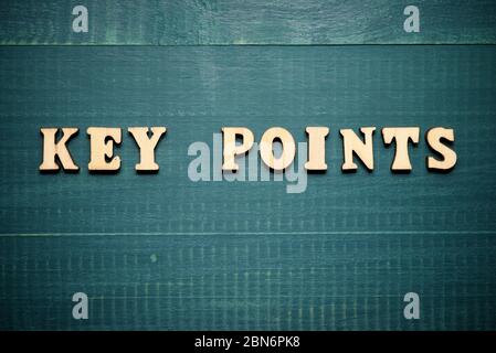 Testo dei punti chiave su una tavola di legno. Foto Stock