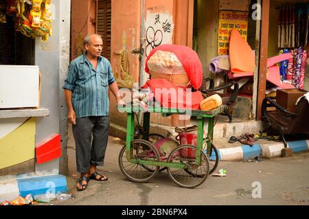 Kolkata, India - 1 ottobre 2016: Un fornitore di strada che vende panipuri, uno spuntino di strada comune in India Foto Stock