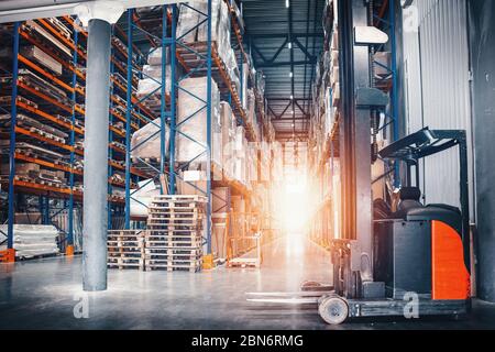 Grande magazzino hangar Logistics con molti scaffali o scaffali, pallet di merci. Concetto di distribuzione delle spedizioni e delle consegne di carichi. Foto Stock