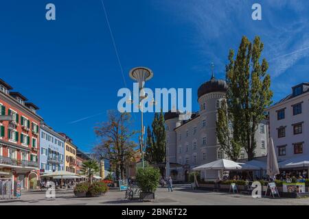 Vista sulla piazza centrale di Lienz con il comune o Schloss Liebburg Foto Stock